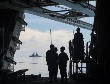 Από κοινού περιπολία μεταξύ αμερικανικού πολεμικού πλοίου και φρεγάτας των Φιλιππίνων (φωτό)